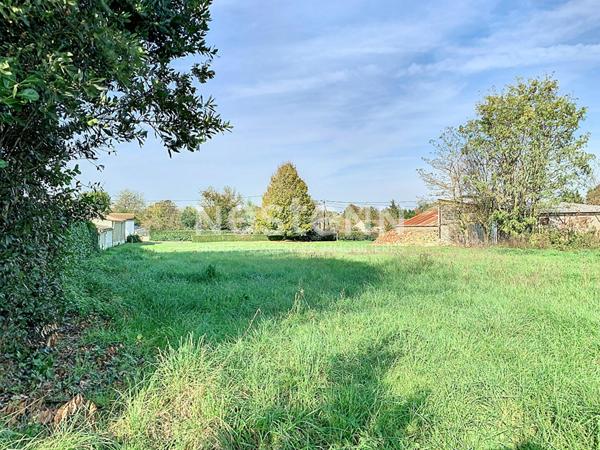 À VENDRE Terrain constructible de 1 342 m² à Saint-Étienne-de-Brillouet entre Sainte-Hermine et Fontenay-le-Comte.