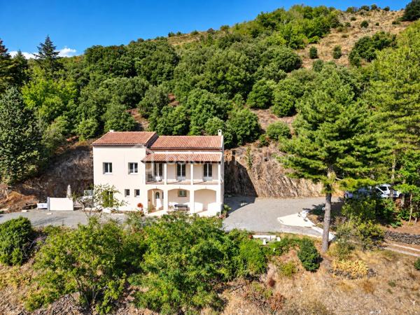 *** EXCLUSIVITE - SAINT PONS DE THOMIERES - GRANDE MAISON ENTIEREMENT RENOVEE - APPARTEMENT INDEPENDANT - 2 GARAGES - 8.4HECTARES DE TERRAIN ***

Et si votre prochaine maison était perchée au-dessus du Haut-Languedoc ?

🏡 Entièrement rénovée en 2026, la maison offre 136 m² habitables et près de 340 m² utiles.
À l’heure des bouleversements climatiques, sa conception a quelque chose de particulièrement rassurant : structure renforcée, piliers et planchers béton, toiture sur dalle béton inclinée, accès bétonné… Une maison solide, pensée pour durer.

🌿 HAUT-LANGUEDOC – ENTIÈREMENT RÉNOVÉE – 340 M² UTILES – 8,4 HECTARES

ICI, VOUS N’ACHETEZ PAS UNE MAISON À RÉNOVER : TOUT A ÉTÉ REFAIT ET JAMAIS SERVI

Dans un environnement naturel exceptionnel, avec une VUE IMPRENABLE, découvrez cette propriété entièrement rénovée en 2026, offrant 136 m² HABITABLES pour environ 340 m² DE SURFACE UTILE.

La rénovation est particulièrement complète : TOITURE sur plancher béton incliné, structure renforcée, électricité, isolation, canalisations, menuiseries, façades, sols, cuisine, salles d’eau… La maison présente aujourd’hui un ÉTAT PROCHE DU NEUF.

🔥 Très peu énergivore – DPE C / GES A
🛏️ 4 CHAMBRES, dont une superbe suite parentale d’environ 50 m²
🌄 Terrasse plein Sud de 25 m² avec vue dominante
🚗 DOUBLE GARAGE DE 50 M² + grand parking
🌲 8,4 HECTARES de forêt et montagne, dont environ 2 000 m² exploitables autour de la maison

Et son atout supplémentaire : un véritable APPARTEMENT INDÉPENDANT DE 50 M², entièrement équipé, climatisé, avec TERRASSE PRIVATIVE. Idéal pour recevoir, loger ses parents en toute indépendance ou développer une activité locative.

UNE PROPRIÉTÉ ATYPIQUE, ENTIÈREMENT RÉNOVÉE ET PRÊTE À VIVRE.

📩 Contactez-nous pour la découvrir.

🌿 Et si vous imaginiez ici un projet de tourisme nature ?
Sous réserve des autorisations nécessaires, le terrain pourrait permettre d’envisager l’installation de plusieurs hébergements autonomes et écoresponsables : chalets nature, séjours déconnexion, vacances au vert… Un concept particulièrement cohérent avec cet environnement touristique.

Vous recherchez de l’espace, de l’indépendance, une vue exceptionnelle et un bien qui ne ressemble à aucun autre ?

Il y a des maisons que l’on décrit facilement… et d’autres qu’il faut venir découvrir. La visite fera le reste...
📩 Contactez-nous pour la découvrir.