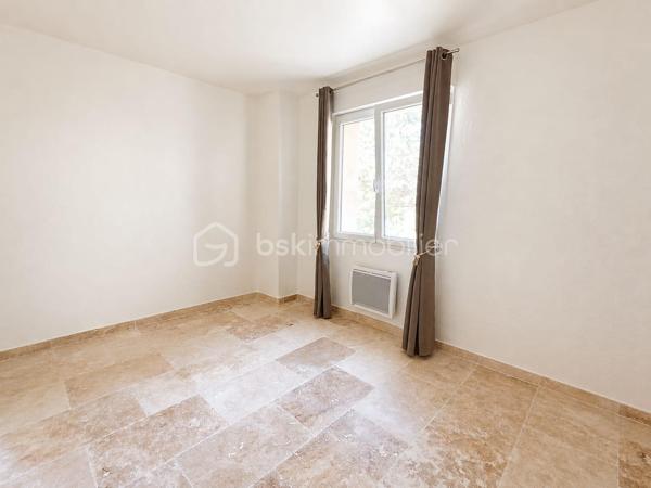 *** EXCLUSIVITE - SAINT PONS DE THOMIERES - GRANDE MAISON ENTIEREMENT RENOVEE - APPARTEMENT INDEPENDANT - 2 GARAGES - 8.4HECTARES DE TERRAIN ***

Et si votre prochaine maison était perchée au-dessus du Haut-Languedoc ?

🏡 Entièrement rénovée en 2026, la maison offre 136 m² habitables et près de 340 m² utiles.
À l’heure des bouleversements climatiques, sa conception a quelque chose de particulièrement rassurant : structure renforcée, piliers et planchers béton, toiture sur dalle béton inclinée, accès bétonné… Une maison solide, pensée pour durer.

🌿 HAUT-LANGUEDOC – ENTIÈREMENT RÉNOVÉE – 340 M² UTILES – 8,4 HECTARES

ICI, VOUS N’ACHETEZ PAS UNE MAISON À RÉNOVER : TOUT A ÉTÉ REFAIT ET JAMAIS SERVI

Dans un environnement naturel exceptionnel, avec une VUE IMPRENABLE, découvrez cette propriété entièrement rénovée en 2026, offrant 136 m² HABITABLES pour environ 340 m² DE SURFACE UTILE.

La rénovation est particulièrement complète : TOITURE sur plancher béton incliné, structure renforcée, électricité, isolation, canalisations, menuiseries, façades, sols, cuisine, salles d’eau… La maison présente aujourd’hui un ÉTAT PROCHE DU NEUF.

🔥 Très peu énergivore – DPE C / GES A
🛏️ 4 CHAMBRES, dont une superbe suite parentale d’environ 50 m²
🌄 Terrasse plein Sud de 25 m² avec vue dominante
🚗 DOUBLE GARAGE DE 50 M² + grand parking
🌲 8,4 HECTARES de forêt et montagne, dont environ 2 000 m² exploitables autour de la maison

Et son atout supplémentaire : un véritable APPARTEMENT INDÉPENDANT DE 50 M², entièrement équipé, climatisé, avec TERRASSE PRIVATIVE. Idéal pour recevoir, loger ses parents en toute indépendance ou développer une activité locative.

UNE PROPRIÉTÉ ATYPIQUE, ENTIÈREMENT RÉNOVÉE ET PRÊTE À VIVRE.

📩 Contactez-nous pour la découvrir.

🌿 Et si vous imaginiez ici un projet de tourisme nature ?
Sous réserve des autorisations nécessaires, le terrain pourrait permettre d’envisager l’installation de plusieurs hébergements autonomes et écoresponsables : chalets nature, séjours déconnexion, vacances au vert… Un concept particulièrement cohérent avec cet environnement touristique.

Vous recherchez de l’espace, de l’indépendance, une vue exceptionnelle et un bien qui ne ressemble à aucun autre ?

Il y a des maisons que l’on décrit facilement… et d’autres qu’il faut venir découvrir. La visite fera le reste...
📩 Contactez-nous pour la découvrir.