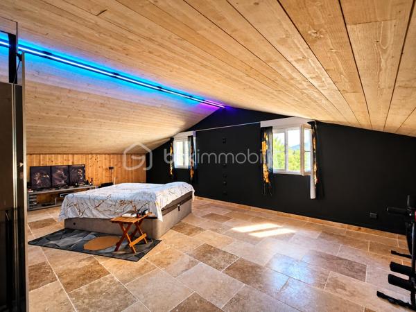 *** EXCLUSIVITE - SAINT PONS DE THOMIERES - GRANDE MAISON ENTIEREMENT RENOVEE - APPARTEMENT INDEPENDANT - 2 GARAGES - 8.4HECTARES DE TERRAIN ***

Et si votre prochaine maison était perchée au-dessus du Haut-Languedoc ?

🏡 Entièrement rénovée en 2026, la maison offre 136 m² habitables et près de 340 m² utiles.
À l’heure des bouleversements climatiques, sa conception a quelque chose de particulièrement rassurant : structure renforcée, piliers et planchers béton, toiture sur dalle béton inclinée, accès bétonné… Une maison solide, pensée pour durer.

🌿 HAUT-LANGUEDOC – ENTIÈREMENT RÉNOVÉE – 340 M² UTILES – 8,4 HECTARES

ICI, VOUS N’ACHETEZ PAS UNE MAISON À RÉNOVER : TOUT A ÉTÉ REFAIT ET JAMAIS SERVI

Dans un environnement naturel exceptionnel, avec une VUE IMPRENABLE, découvrez cette propriété entièrement rénovée en 2026, offrant 136 m² HABITABLES pour environ 340 m² DE SURFACE UTILE.

La rénovation est particulièrement complète : TOITURE sur plancher béton incliné, structure renforcée, électricité, isolation, canalisations, menuiseries, façades, sols, cuisine, salles d’eau… La maison présente aujourd’hui un ÉTAT PROCHE DU NEUF.

🔥 Très peu énergivore – DPE C / GES A
🛏️ 4 CHAMBRES, dont une superbe suite parentale d’environ 50 m²
🌄 Terrasse plein Sud de 25 m² avec vue dominante
🚗 DOUBLE GARAGE DE 50 M² + grand parking
🌲 8,4 HECTARES de forêt et montagne, dont environ 2 000 m² exploitables autour de la maison

Et son atout supplémentaire : un véritable APPARTEMENT INDÉPENDANT DE 50 M², entièrement équipé, climatisé, avec TERRASSE PRIVATIVE. Idéal pour recevoir, loger ses parents en toute indépendance ou développer une activité locative.

UNE PROPRIÉTÉ ATYPIQUE, ENTIÈREMENT RÉNOVÉE ET PRÊTE À VIVRE.

📩 Contactez-nous pour la découvrir.

🌿 Et si vous imaginiez ici un projet de tourisme nature ?
Sous réserve des autorisations nécessaires, le terrain pourrait permettre d’envisager l’installation de plusieurs hébergements autonomes et écoresponsables : chalets nature, séjours déconnexion, vacances au vert… Un concept particulièrement cohérent avec cet environnement touristique.

Vous recherchez de l’espace, de l’indépendance, une vue exceptionnelle et un bien qui ne ressemble à aucun autre ?

Il y a des maisons que l’on décrit facilement… et d’autres qu’il faut venir découvrir. La visite fera le reste...
📩 Contactez-nous pour la découvrir.