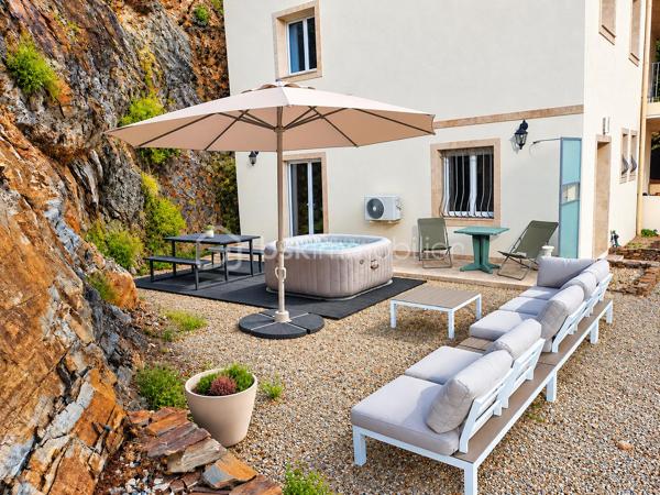 *** EXCLUSIVITE - SAINT PONS DE THOMIERES - GRANDE MAISON ENTIEREMENT RENOVEE - APPARTEMENT INDEPENDANT - 2 GARAGES - 8.4HECTARES DE TERRAIN ***

Et si votre prochaine maison était perchée au-dessus du Haut-Languedoc ?

🏡 Entièrement rénovée en 2026, la maison offre 136 m² habitables et près de 340 m² utiles.
À l’heure des bouleversements climatiques, sa conception a quelque chose de particulièrement rassurant : structure renforcée, piliers et planchers béton, toiture sur dalle béton inclinée, accès bétonné… Une maison solide, pensée pour durer.

🌿 HAUT-LANGUEDOC – ENTIÈREMENT RÉNOVÉE – 340 M² UTILES – 8,4 HECTARES

ICI, VOUS N’ACHETEZ PAS UNE MAISON À RÉNOVER : TOUT A ÉTÉ REFAIT ET JAMAIS SERVI

Dans un environnement naturel exceptionnel, avec une VUE IMPRENABLE, découvrez cette propriété entièrement rénovée en 2026, offrant 136 m² HABITABLES pour environ 340 m² DE SURFACE UTILE.

La rénovation est particulièrement complète : TOITURE sur plancher béton incliné, structure renforcée, électricité, isolation, canalisations, menuiseries, façades, sols, cuisine, salles d’eau… La maison présente aujourd’hui un ÉTAT PROCHE DU NEUF.

🔥 Très peu énergivore – DPE C / GES A
🛏️ 4 CHAMBRES, dont une superbe suite parentale d’environ 50 m²
🌄 Terrasse plein Sud de 25 m² avec vue dominante
🚗 DOUBLE GARAGE DE 50 M² + grand parking
🌲 8,4 HECTARES de forêt et montagne, dont environ 2 000 m² exploitables autour de la maison

Et son atout supplémentaire : un véritable APPARTEMENT INDÉPENDANT DE 50 M², entièrement équipé, climatisé, avec TERRASSE PRIVATIVE. Idéal pour recevoir, loger ses parents en toute indépendance ou développer une activité locative.

UNE PROPRIÉTÉ ATYPIQUE, ENTIÈREMENT RÉNOVÉE ET PRÊTE À VIVRE.

📩 Contactez-nous pour la découvrir.

🌿 Et si vous imaginiez ici un projet de tourisme nature ?
Sous réserve des autorisations nécessaires, le terrain pourrait permettre d’envisager l’installation de plusieurs hébergements autonomes et écoresponsables : chalets nature, séjours déconnexion, vacances au vert… Un concept particulièrement cohérent avec cet environnement touristique.

Vous recherchez de l’espace, de l’indépendance, une vue exceptionnelle et un bien qui ne ressemble à aucun autre ?

Il y a des maisons que l’on décrit facilement… et d’autres qu’il faut venir découvrir. La visite fera le reste...
📩 Contactez-nous pour la découvrir.