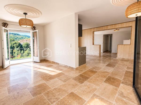 *** EXCLUSIVITE - SAINT PONS DE THOMIERES - GRANDE MAISON ENTIEREMENT RENOVEE - APPARTEMENT INDEPENDANT - 2 GARAGES - 8.4HECTARES DE TERRAIN ***

Et si votre prochaine maison était perchée au-dessus du Haut-Languedoc ?

🏡 Entièrement rénovée en 2026, la maison offre 136 m² habitables et près de 340 m² utiles.
À l’heure des bouleversements climatiques, sa conception a quelque chose de particulièrement rassurant : structure renforcée, piliers et planchers béton, toiture sur dalle béton inclinée, accès bétonné… Une maison solide, pensée pour durer.

🌿 HAUT-LANGUEDOC – ENTIÈREMENT RÉNOVÉE – 340 M² UTILES – 8,4 HECTARES

ICI, VOUS N’ACHETEZ PAS UNE MAISON À RÉNOVER : TOUT A ÉTÉ REFAIT ET JAMAIS SERVI

Dans un environnement naturel exceptionnel, avec une VUE IMPRENABLE, découvrez cette propriété entièrement rénovée en 2026, offrant 136 m² HABITABLES pour environ 340 m² DE SURFACE UTILE.

La rénovation est particulièrement complète : TOITURE sur plancher béton incliné, structure renforcée, électricité, isolation, canalisations, menuiseries, façades, sols, cuisine, salles d’eau… La maison présente aujourd’hui un ÉTAT PROCHE DU NEUF.

🔥 Très peu énergivore – DPE C / GES A
🛏️ 4 CHAMBRES, dont une superbe suite parentale d’environ 50 m²
🌄 Terrasse plein Sud de 25 m² avec vue dominante
🚗 DOUBLE GARAGE DE 50 M² + grand parking
🌲 8,4 HECTARES de forêt et montagne, dont environ 2 000 m² exploitables autour de la maison

Et son atout supplémentaire : un véritable APPARTEMENT INDÉPENDANT DE 50 M², entièrement équipé, climatisé, avec TERRASSE PRIVATIVE. Idéal pour recevoir, loger ses parents en toute indépendance ou développer une activité locative.

UNE PROPRIÉTÉ ATYPIQUE, ENTIÈREMENT RÉNOVÉE ET PRÊTE À VIVRE.

📩 Contactez-nous pour la découvrir.

🌿 Et si vous imaginiez ici un projet de tourisme nature ?
Sous réserve des autorisations nécessaires, le terrain pourrait permettre d’envisager l’installation de plusieurs hébergements autonomes et écoresponsables : chalets nature, séjours déconnexion, vacances au vert… Un concept particulièrement cohérent avec cet environnement touristique.

Vous recherchez de l’espace, de l’indépendance, une vue exceptionnelle et un bien qui ne ressemble à aucun autre ?

Il y a des maisons que l’on décrit facilement… et d’autres qu’il faut venir découvrir. La visite fera le reste...
📩 Contactez-nous pour la découvrir.