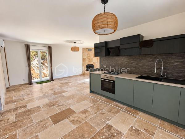 *** EXCLUSIVITE - SAINT PONS DE THOMIERES - GRANDE MAISON ENTIEREMENT RENOVEE - APPARTEMENT INDEPENDANT - 2 GARAGES - 8.4HECTARES DE TERRAIN ***

Et si votre prochaine maison était perchée au-dessus du Haut-Languedoc ?

🏡 Entièrement rénovée en 2026, la maison offre 136 m² habitables et près de 340 m² utiles.
À l’heure des bouleversements climatiques, sa conception a quelque chose de particulièrement rassurant : structure renforcée, piliers et planchers béton, toiture sur dalle béton inclinée, accès bétonné… Une maison solide, pensée pour durer.

🌿 HAUT-LANGUEDOC – ENTIÈREMENT RÉNOVÉE – 340 M² UTILES – 8,4 HECTARES

ICI, VOUS N’ACHETEZ PAS UNE MAISON À RÉNOVER : TOUT A ÉTÉ REFAIT ET JAMAIS SERVI

Dans un environnement naturel exceptionnel, avec une VUE IMPRENABLE, découvrez cette propriété entièrement rénovée en 2026, offrant 136 m² HABITABLES pour environ 340 m² DE SURFACE UTILE.

La rénovation est particulièrement complète : TOITURE sur plancher béton incliné, structure renforcée, électricité, isolation, canalisations, menuiseries, façades, sols, cuisine, salles d’eau… La maison présente aujourd’hui un ÉTAT PROCHE DU NEUF.

🔥 Très peu énergivore – DPE C / GES A
🛏️ 4 CHAMBRES, dont une superbe suite parentale d’environ 50 m²
🌄 Terrasse plein Sud de 25 m² avec vue dominante
🚗 DOUBLE GARAGE DE 50 M² + grand parking
🌲 8,4 HECTARES de forêt et montagne, dont environ 2 000 m² exploitables autour de la maison

Et son atout supplémentaire : un véritable APPARTEMENT INDÉPENDANT DE 50 M², entièrement équipé, climatisé, avec TERRASSE PRIVATIVE. Idéal pour recevoir, loger ses parents en toute indépendance ou développer une activité locative.

UNE PROPRIÉTÉ ATYPIQUE, ENTIÈREMENT RÉNOVÉE ET PRÊTE À VIVRE.

📩 Contactez-nous pour la découvrir.

🌿 Et si vous imaginiez ici un projet de tourisme nature ?
Sous réserve des autorisations nécessaires, le terrain pourrait permettre d’envisager l’installation de plusieurs hébergements autonomes et écoresponsables : chalets nature, séjours déconnexion, vacances au vert… Un concept particulièrement cohérent avec cet environnement touristique.

Vous recherchez de l’espace, de l’indépendance, une vue exceptionnelle et un bien qui ne ressemble à aucun autre ?

Il y a des maisons que l’on décrit facilement… et d’autres qu’il faut venir découvrir. La visite fera le reste...
📩 Contactez-nous pour la découvrir.
