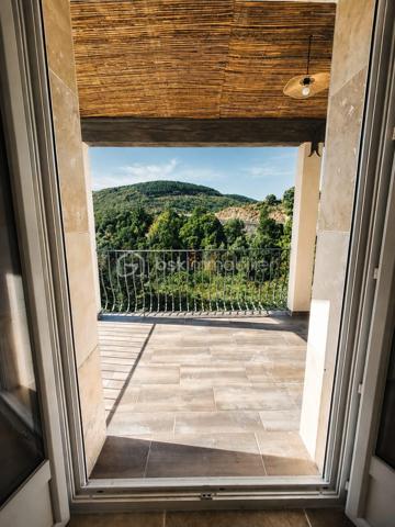 *** EXCLUSIVITE - SAINT PONS DE THOMIERES - GRANDE MAISON ENTIEREMENT RENOVEE - APPARTEMENT INDEPENDANT - 2 GARAGES - 8.4HECTARES DE TERRAIN ***

Et si votre prochaine maison était perchée au-dessus du Haut-Languedoc ?

🏡 Entièrement rénovée en 2026, la maison offre 136 m² habitables et près de 340 m² utiles.
À l’heure des bouleversements climatiques, sa conception a quelque chose de particulièrement rassurant : structure renforcée, piliers et planchers béton, toiture sur dalle béton inclinée, accès bétonné… Une maison solide, pensée pour durer.

🌿 HAUT-LANGUEDOC – ENTIÈREMENT RÉNOVÉE – 340 M² UTILES – 8,4 HECTARES

ICI, VOUS N’ACHETEZ PAS UNE MAISON À RÉNOVER : TOUT A ÉTÉ REFAIT ET JAMAIS SERVI

Dans un environnement naturel exceptionnel, avec une VUE IMPRENABLE, découvrez cette propriété entièrement rénovée en 2026, offrant 136 m² HABITABLES pour environ 340 m² DE SURFACE UTILE.

La rénovation est particulièrement complète : TOITURE sur plancher béton incliné, structure renforcée, électricité, isolation, canalisations, menuiseries, façades, sols, cuisine, salles d’eau… La maison présente aujourd’hui un ÉTAT PROCHE DU NEUF.

🔥 Très peu énergivore – DPE C / GES A
🛏️ 4 CHAMBRES, dont une superbe suite parentale d’environ 50 m²
🌄 Terrasse plein Sud de 25 m² avec vue dominante
🚗 DOUBLE GARAGE DE 50 M² + grand parking
🌲 8,4 HECTARES de forêt et montagne, dont environ 2 000 m² exploitables autour de la maison

Et son atout supplémentaire : un véritable APPARTEMENT INDÉPENDANT DE 50 M², entièrement équipé, climatisé, avec TERRASSE PRIVATIVE. Idéal pour recevoir, loger ses parents en toute indépendance ou développer une activité locative.

UNE PROPRIÉTÉ ATYPIQUE, ENTIÈREMENT RÉNOVÉE ET PRÊTE À VIVRE.

📩 Contactez-nous pour la découvrir.

🌿 Et si vous imaginiez ici un projet de tourisme nature ?
Sous réserve des autorisations nécessaires, le terrain pourrait permettre d’envisager l’installation de plusieurs hébergements autonomes et écoresponsables : chalets nature, séjours déconnexion, vacances au vert… Un concept particulièrement cohérent avec cet environnement touristique.

Vous recherchez de l’espace, de l’indépendance, une vue exceptionnelle et un bien qui ne ressemble à aucun autre ?

Il y a des maisons que l’on décrit facilement… et d’autres qu’il faut venir découvrir. La visite fera le reste...
📩 Contactez-nous pour la découvrir.