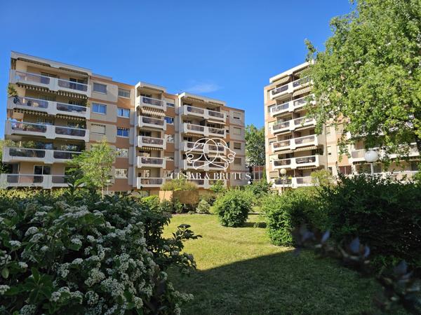 Appartement 3 pièces de 76 m² . Balcons . Garage . Cave
