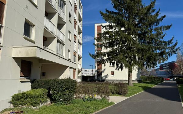 Appartement à louer    3 pièces •  Saint-Jean-de-la-Ruelle