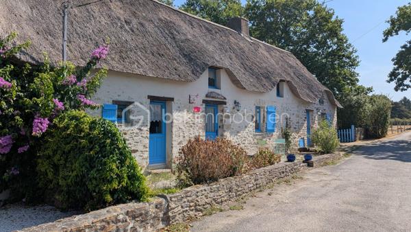 Laissez-vous séduire par le charme authentique de cette chaumière pleine de caractère, nichée dans un environnement paisible sur un terrain d'environ 1 700 m².

La maison principale d'environ 94 m² offre une agréable pièce de vie, 3 chambres, une salle de bains et des espaces fonctionnels, parfaits pour accueillir une famille.

Un véritable atout complète ce bien : un gîte attenant d'environ 45 m², composé d'un séjour avec kitchenette, de 2 chambres, d'une salle d'eau et de WC. Il conviendra aussi bien pour recevoir famille et amis que pour développer une activité de location saisonnière ou annuelle.

Construite en 1948, cette propriété a conservé tout son cachet et offre un fort potentiel. Quelques travaux de rafraîchissement permettront de la remettre à votre goût et d'en révéler tout le charme.

Les + :

- Chaumière pleine de caractère
- 3 chambres dans la maison principale
- Gîte indépendant de 2 chambres
- Terrain d'environ 1 700 m²
- Fort potentiel d'aménagement
- Environnement agréable à proximité des commodités

Une belle opportunité pour les amoureux de l'authenticité, à découvrir sans tarder !