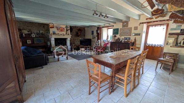 Laissez-vous séduire par le charme authentique de cette chaumière pleine de caractère, nichée dans un environnement paisible sur un terrain d'environ 1 700 m².

La maison principale d'environ 94 m² offre une agréable pièce de vie, 3 chambres, une salle de bains et des espaces fonctionnels, parfaits pour accueillir une famille.

Un véritable atout complète ce bien : un gîte attenant d'environ 45 m², composé d'un séjour avec kitchenette, de 2 chambres, d'une salle d'eau et de WC. Il conviendra aussi bien pour recevoir famille et amis que pour développer une activité de location saisonnière ou annuelle.

Construite en 1948, cette propriété a conservé tout son cachet et offre un fort potentiel. Quelques travaux de rafraîchissement permettront de la remettre à votre goût et d'en révéler tout le charme.

Les + :

- Chaumière pleine de caractère
- 3 chambres dans la maison principale
- Gîte indépendant de 2 chambres
- Terrain d'environ 1 700 m²
- Fort potentiel d'aménagement
- Environnement agréable à proximité des commodités

Une belle opportunité pour les amoureux de l'authenticité, à découvrir sans tarder !