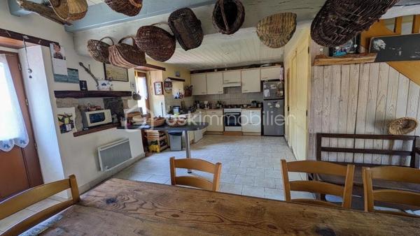 Laissez-vous séduire par le charme authentique de cette chaumière pleine de caractère, nichée dans un environnement paisible sur un terrain d'environ 1 700 m².

La maison principale d'environ 94 m² offre une agréable pièce de vie, 3 chambres, une salle de bains et des espaces fonctionnels, parfaits pour accueillir une famille.

Un véritable atout complète ce bien : un gîte attenant d'environ 45 m², composé d'un séjour avec kitchenette, de 2 chambres, d'une salle d'eau et de WC. Il conviendra aussi bien pour recevoir famille et amis que pour développer une activité de location saisonnière ou annuelle.

Construite en 1948, cette propriété a conservé tout son cachet et offre un fort potentiel. Quelques travaux de rafraîchissement permettront de la remettre à votre goût et d'en révéler tout le charme.

Les + :

- Chaumière pleine de caractère
- 3 chambres dans la maison principale
- Gîte indépendant de 2 chambres
- Terrain d'environ 1 700 m²
- Fort potentiel d'aménagement
- Environnement agréable à proximité des commodités

Une belle opportunité pour les amoureux de l'authenticité, à découvrir sans tarder !