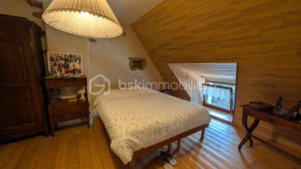 Laissez-vous séduire par le charme authentique de cette chaumière pleine de caractère, nichée dans un environnement paisible sur un terrain d'environ 1 700 m².

La maison principale d'environ 94 m² offre une agréable pièce de vie, 3 chambres, une salle de bains et des espaces fonctionnels, parfaits pour accueillir une famille.

Un véritable atout complète ce bien : un gîte attenant d'environ 45 m², composé d'un séjour avec kitchenette, de 2 chambres, d'une salle d'eau et de WC. Il conviendra aussi bien pour recevoir famille et amis que pour développer une activité de location saisonnière ou annuelle.

Construite en 1948, cette propriété a conservé tout son cachet et offre un fort potentiel. Quelques travaux de rafraîchissement permettront de la remettre à votre goût et d'en révéler tout le charme.

Les + :

- Chaumière pleine de caractère
- 3 chambres dans la maison principale
- Gîte indépendant de 2 chambres
- Terrain d'environ 1 700 m²
- Fort potentiel d'aménagement
- Environnement agréable à proximité des commodités

Une belle opportunité pour les amoureux de l'authenticité, à découvrir sans tarder !