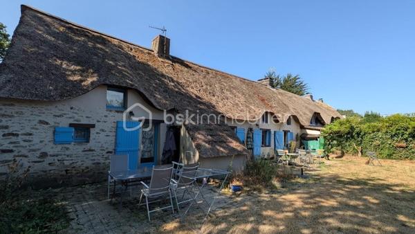 Laissez-vous séduire par le charme authentique de cette chaumière pleine de caractère, nichée dans un environnement paisible sur un terrain d'environ 1 700 m².

La maison principale d'environ 94 m² offre une agréable pièce de vie, 3 chambres, une salle de bains et des espaces fonctionnels, parfaits pour accueillir une famille.

Un véritable atout complète ce bien : un gîte attenant d'environ 45 m², composé d'un séjour avec kitchenette, de 2 chambres, d'une salle d'eau et de WC. Il conviendra aussi bien pour recevoir famille et amis que pour développer une activité de location saisonnière ou annuelle.

Construite en 1948, cette propriété a conservé tout son cachet et offre un fort potentiel. Quelques travaux de rafraîchissement permettront de la remettre à votre goût et d'en révéler tout le charme.

Les + :

- Chaumière pleine de caractère
- 3 chambres dans la maison principale
- Gîte indépendant de 2 chambres
- Terrain d'environ 1 700 m²
- Fort potentiel d'aménagement
- Environnement agréable à proximité des commodités

Une belle opportunité pour les amoureux de l'authenticité, à découvrir sans tarder !