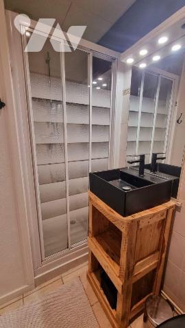 A vendre sur Perros-Guirec, appartement vue mer, situé dans une résidence calme, sécurisée et b...