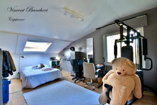 Maison familiale d'environ 160 m² avec piscine, 5 chambres et terrain de plus de 1160 m² au cœur d'un secteur prisé de Reignier