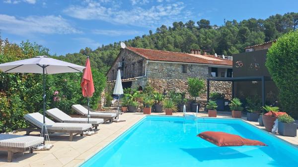 Authentique,bastide en pierres du XVIIIe siècle rénovée