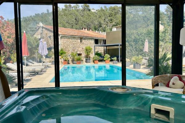 Authentique,bastide en pierres du XVIIIe siècle rénovée