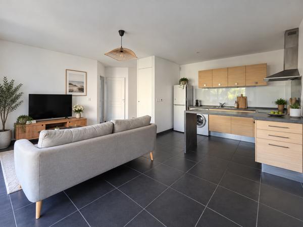 Appartement
         2 pièces
        - 45 m² Exclusivité 164 000 € *