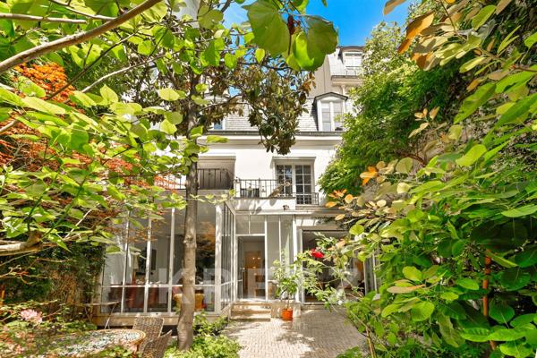Hotel Particulier familial avec grand jardin dans le quartier des Ternes