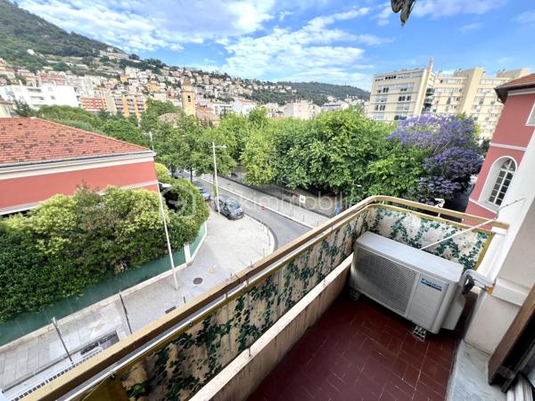 Nice quartier Saint Roch 
Appartement très lumineux au 3ème étage (avec ascenseur) à rafraîchir de 85m2 (loi carrez), il se compose d'une entrée avec un grand dressing, d'une cuisine indépendante, d'un séjour spacieux, de trois chambres, d'une salle de bain et d'un WC séparé. Une cave complète ce bien.
Deux espaces extérieurs dont un balcon d'angle avec une vue dégagée sur la colline du Mont Boron.

Cet appartement bénéficie d’un emplacement idéal très proche des transports, des commerces, des établissements scolaires et de la place du marché.

Excellente opportunité de créer un espace unique !

Du lundi au vendredi de 9h à 18h.
Week-end et jours fériés visites possibles.