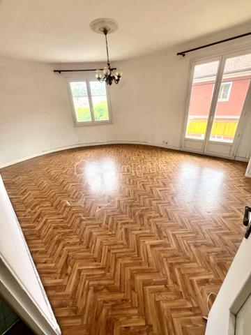Nice quartier Saint Roch 
Appartement très lumineux au 3ème étage (avec ascenseur) à rafraîchir de 85m2 (loi carrez), il se compose d'une entrée avec un grand dressing, d'une cuisine indépendante, d'un séjour spacieux, de trois chambres, d'une salle de bain et d'un WC séparé. Une cave complète ce bien.
Deux espaces extérieurs dont un balcon d'angle avec une vue dégagée sur la colline du Mont Boron.

Cet appartement bénéficie d’un emplacement idéal très proche des transports, des commerces, des établissements scolaires et de la place du marché.

Excellente opportunité de créer un espace unique !

Du lundi au vendredi de 9h à 18h.
Week-end et jours fériés visites possibles.
