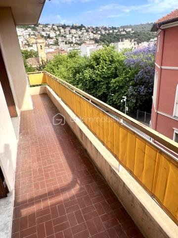 Nice quartier Saint Roch 
Appartement très lumineux au 3ème étage (avec ascenseur) à rafraîchir de 85m2 (loi carrez), il se compose d'une entrée avec un grand dressing, d'une cuisine indépendante, d'un séjour spacieux, de trois chambres, d'une salle de bain et d'un WC séparé. Une cave complète ce bien.
Deux espaces extérieurs dont un balcon d'angle avec une vue dégagée sur la colline du Mont Boron.

Cet appartement bénéficie d’un emplacement idéal très proche des transports, des commerces, des établissements scolaires et de la place du marché.

Excellente opportunité de créer un espace unique !

Du lundi au vendredi de 9h à 18h.
Week-end et jours fériés visites possibles.