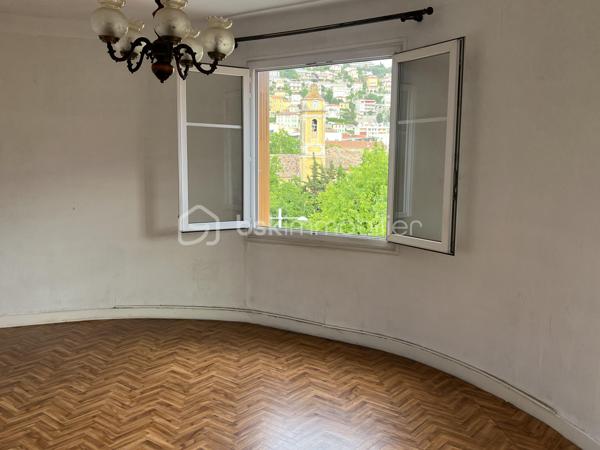 Nice quartier Saint Roch 
Appartement très lumineux au 3ème étage (avec ascenseur) à rafraîchir de 85m2 (loi carrez), il se compose d'une entrée avec un grand dressing, d'une cuisine indépendante, d'un séjour spacieux, de trois chambres, d'une salle de bain et d'un WC séparé. Une cave complète ce bien.
Deux espaces extérieurs dont un balcon d'angle avec une vue dégagée sur la colline du Mont Boron.

Cet appartement bénéficie d’un emplacement idéal très proche des transports, des commerces, des établissements scolaires et de la place du marché.

Excellente opportunité de créer un espace unique !

Du lundi au vendredi de 9h à 18h.
Week-end et jours fériés visites possibles.