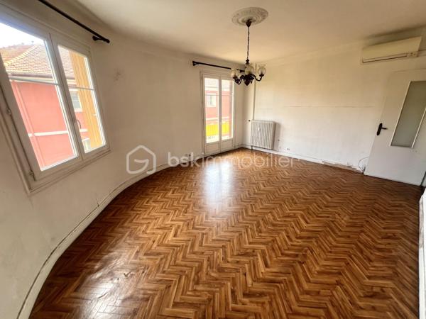 Nice quartier Saint Roch 
Appartement très lumineux au 3ème étage (avec ascenseur) à rafraîchir de 85m2 (loi carrez), il se compose d'une entrée avec un grand dressing, d'une cuisine indépendante, d'un séjour spacieux, de trois chambres, d'une salle de bain et d'un WC séparé. Une cave complète ce bien.
Deux espaces extérieurs dont un balcon d'angle avec une vue dégagée sur la colline du Mont Boron.

Cet appartement bénéficie d’un emplacement idéal très proche des transports, des commerces, des établissements scolaires et de la place du marché.

Excellente opportunité de créer un espace unique !

Du lundi au vendredi de 9h à 18h.
Week-end et jours fériés visites possibles.