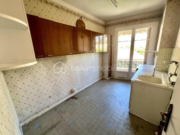 Nice quartier Saint Roch 
Appartement très lumineux au 3ème étage (avec ascenseur) à rafraîchir de 85m2 (loi carrez), il se compose d'une entrée avec un grand dressing, d'une cuisine indépendante, d'un séjour spacieux, de trois chambres, d'une salle de bain et d'un WC séparé. Une cave complète ce bien.
Deux espaces extérieurs dont un balcon d'angle avec une vue dégagée sur la colline du Mont Boron.

Cet appartement bénéficie d’un emplacement idéal très proche des transports, des commerces, des établissements scolaires et de la place du marché.

Excellente opportunité de créer un espace unique !

Du lundi au vendredi de 9h à 18h.
Week-end et jours fériés visites possibles.