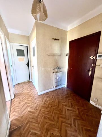 Nice quartier Saint Roch 
Appartement très lumineux au 3ème étage (avec ascenseur) à rafraîchir de 85m2 (loi carrez), il se compose d'une entrée avec un grand dressing, d'une cuisine indépendante, d'un séjour spacieux, de trois chambres, d'une salle de bain et d'un WC séparé. Une cave complète ce bien.
Deux espaces extérieurs dont un balcon d'angle avec une vue dégagée sur la colline du Mont Boron.

Cet appartement bénéficie d’un emplacement idéal très proche des transports, des commerces, des établissements scolaires et de la place du marché.

Excellente opportunité de créer un espace unique !

Du lundi au vendredi de 9h à 18h.
Week-end et jours fériés visites possibles.
