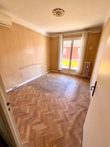 Nice quartier Saint Roch 
Appartement très lumineux au 3ème étage (avec ascenseur) à rafraîchir de 85m2 (loi carrez), il se compose d'une entrée avec un grand dressing, d'une cuisine indépendante, d'un séjour spacieux, de trois chambres, d'une salle de bain et d'un WC séparé. Une cave complète ce bien.
Deux espaces extérieurs dont un balcon d'angle avec une vue dégagée sur la colline du Mont Boron.

Cet appartement bénéficie d’un emplacement idéal très proche des transports, des commerces, des établissements scolaires et de la place du marché.

Excellente opportunité de créer un espace unique !

Du lundi au vendredi de 9h à 18h.
Week-end et jours fériés visites possibles.