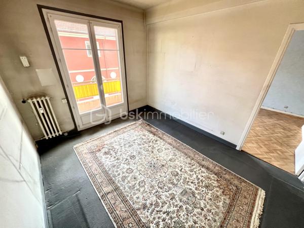 Nice quartier Saint Roch 
Appartement très lumineux au 3ème étage (avec ascenseur) à rafraîchir de 85m2 (loi carrez), il se compose d'une entrée avec un grand dressing, d'une cuisine indépendante, d'un séjour spacieux, de trois chambres, d'une salle de bain et d'un WC séparé. Une cave complète ce bien.
Deux espaces extérieurs dont un balcon d'angle avec une vue dégagée sur la colline du Mont Boron.

Cet appartement bénéficie d’un emplacement idéal très proche des transports, des commerces, des établissements scolaires et de la place du marché.

Excellente opportunité de créer un espace unique !

Du lundi au vendredi de 9h à 18h.
Week-end et jours fériés visites possibles.