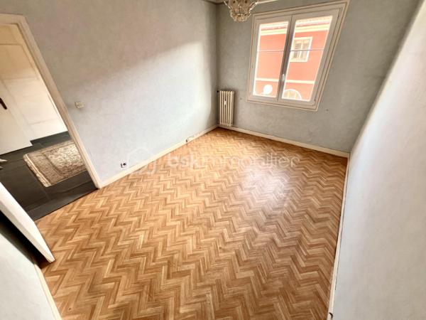 Nice quartier Saint Roch 
Appartement très lumineux au 3ème étage (avec ascenseur) à rafraîchir de 85m2 (loi carrez), il se compose d'une entrée avec un grand dressing, d'une cuisine indépendante, d'un séjour spacieux, de trois chambres, d'une salle de bain et d'un WC séparé. Une cave complète ce bien.
Deux espaces extérieurs dont un balcon d'angle avec une vue dégagée sur la colline du Mont Boron.

Cet appartement bénéficie d’un emplacement idéal très proche des transports, des commerces, des établissements scolaires et de la place du marché.

Excellente opportunité de créer un espace unique !

Du lundi au vendredi de 9h à 18h.
Week-end et jours fériés visites possibles.