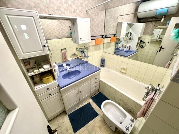 Nice quartier Saint Roch 
Appartement très lumineux au 3ème étage (avec ascenseur) à rafraîchir de 85m2 (loi carrez), il se compose d'une entrée avec un grand dressing, d'une cuisine indépendante, d'un séjour spacieux, de trois chambres, d'une salle de bain et d'un WC séparé. Une cave complète ce bien.
Deux espaces extérieurs dont un balcon d'angle avec une vue dégagée sur la colline du Mont Boron.

Cet appartement bénéficie d’un emplacement idéal très proche des transports, des commerces, des établissements scolaires et de la place du marché.

Excellente opportunité de créer un espace unique !

Du lundi au vendredi de 9h à 18h.
Week-end et jours fériés visites possibles.