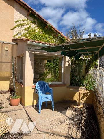 A VENDRE SUD AVEYRON, Sur la Commune de NANT (12), dans un petit hameau à 3 kilomètres du villa...