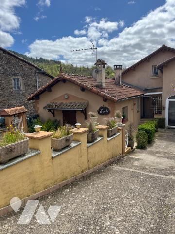 A VENDRE SUD AVEYRON, Sur la Commune de NANT (12), dans un petit hameau à 3 kilomètres du villa...