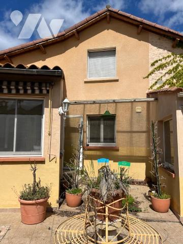A VENDRE SUD AVEYRON, Sur la Commune de NANT (12), dans un petit hameau à 3 kilomètres du villa...