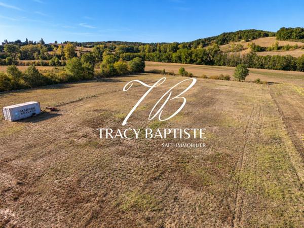 Terrain plat – 1 277 m² constructibles – Plus de 6 200 m² au total – Absence d'emprise au sol – Vue vallée et coteaux – Environnement calme et verdoyant