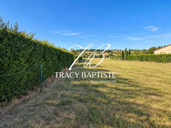 Terrain plat – 1 277 m² constructibles – Plus de 6 200 m² au total – Absence d'emprise au sol – Vue vallée et coteaux – Environnement calme et verdoyant