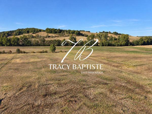 Terrain plat – 1 277 m² constructibles – Plus de 6 200 m² au total – Absence d'emprise au sol – Vue vallée et coteaux – Environnement calme et verdoyant