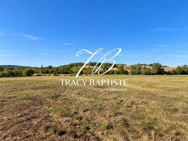 Terrain plat – 1 277 m² constructibles – Plus de 6 200 m² au total – Absence d'emprise au sol – Vue vallée et coteaux – Environnement calme et verdoyant