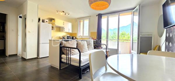 Découvrez en exclusivité  avec Sabrina FONTENOY (EI), cet appartement de type T2 au 3ème étage sans ascenseur, dans une résidence fermée. 

La pièce de vie de plus de 20m² s'ouvre sur un balcon vue sur le parc Villion  et la Chartreuse. La cuisine récente reste équipée et fonctionnelle  avec une vue  agréable sur la Bastille et les montagnes.

​Espace nuit : 1 chambre sans vis-à-vis 

La salle d'eau, et le toilette sont récemment refaits. 

​Les plus qui font la différence :
Une cave en sous-sol idéale pour du stockage
Un chauffage individuel
Un espace buanderie
​
​Envie de succomber au charme de ce bien? Contactez moi dès à présent pour organiser une visite.

Une vidéo est disponible sur demande