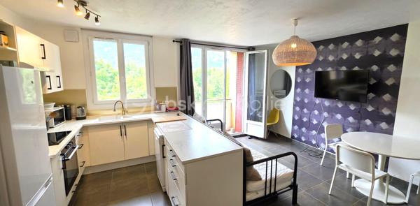 Découvrez en exclusivité  avec Sabrina FONTENOY (EI), cet appartement de type T2 au 3ème étage sans ascenseur, dans une résidence fermée. 

La pièce de vie de plus de 20m² s'ouvre sur un balcon vue sur le parc Villion  et la Chartreuse. La cuisine récente reste équipée et fonctionnelle  avec une vue  agréable sur la Bastille et les montagnes.

​Espace nuit : 1 chambre sans vis-à-vis 

La salle d'eau, et le toilette sont récemment refaits. 

​Les plus qui font la différence :
Une cave en sous-sol idéale pour du stockage
Un chauffage individuel
Un espace buanderie
​
​Envie de succomber au charme de ce bien? Contactez moi dès à présent pour organiser une visite.

Une vidéo est disponible sur demande