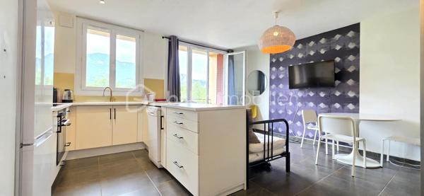 Découvrez en exclusivité  avec Sabrina FONTENOY (EI), cet appartement de type T2 au 3ème étage sans ascenseur, dans une résidence fermée. 

La pièce de vie de plus de 20m² s'ouvre sur un balcon vue sur le parc Villion  et la Chartreuse. La cuisine récente reste équipée et fonctionnelle  avec une vue  agréable sur la Bastille et les montagnes.

​Espace nuit : 1 chambre sans vis-à-vis 

La salle d'eau, et le toilette sont récemment refaits. 

​Les plus qui font la différence :
Une cave en sous-sol idéale pour du stockage
Un chauffage individuel
Un espace buanderie
​
​Envie de succomber au charme de ce bien? Contactez moi dès à présent pour organiser une visite.

Une vidéo est disponible sur demande
