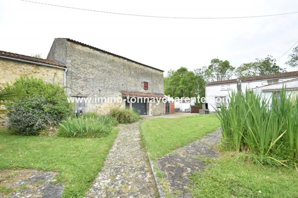 Propriété sur 5400 m² avec dépendances.