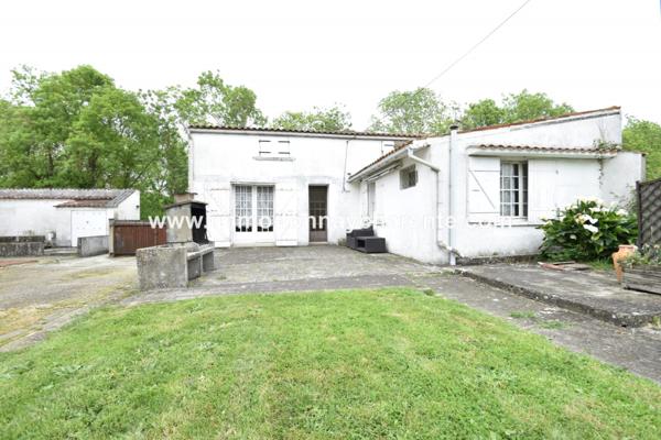 Propriété sur 5400 m² avec dépendances.