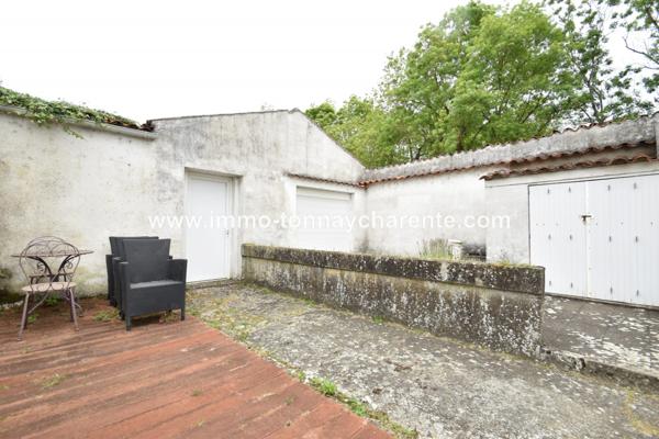 Propriété sur 5400 m² avec dépendances.