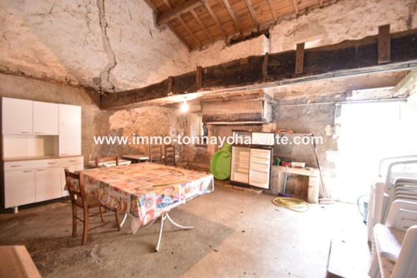 Propriété sur 5400 m² avec dépendances.