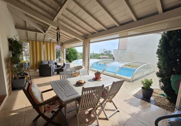 🏡 Maison familiale aux beaux volumes avec piscine, garage et bureau – 156 m² habitables

✨ Située dans un environnement agréable, à seulement 6 minutes des commodités de Negrepelisse sur la commune de Vaissac, cette belle maison à étage de 156 m² habitables saura séduire les familles à la recherche d'espace, de confort et de fonctionnalité.

Dès l'entrée, vous découvrirez une vaste pièce de vie lumineuse aux généreux volumes, comprenant une cuisine entièrement équipée ouverte sur le séjour. Deux accès permettent de rejoindre une agréable terrasse couverte, véritable prolongement de l'espace de vie, offrant un accès direct à la piscine sécurisée par un dôme.

Le rez-de-chaussée dispose également d'une chambre, idéale pour recevoir ou pour une vie de plain-pied, ainsi qu'un WC indépendant avec espace de rangement.

À l'étage, l'espace nuit se compose de trois grandes chambres avec placards intégrés, d'un bureau pouvant convenir au télétravail ou à une activité indépendante, ainsi que d'une spacieuse salle de bains équipée d'une baignoire, d'une douche à l'italienne, d'une double vasque et de nombreux rangements. Un WC indépendant complète ce niveau.

🔹 Sous-sol complet :

- Garage avec portail électrique pouvant accueillir deux véhicules
- Grand espace de stockage ou à aménager selon vos besoins
- Bureau indépendant
- Cave

🔹 Prestations de qualité :

- Menuiseries double vitrage aluminium à l'extérieur et bois à l'intérieur
- Piscine sécurisée par un dôme
- Terrasse couverte
- Parcelle clôturée de 380 m²

🔹 Système de chauffage : 
- Gainable réversible à l'étage 
- Poêle à bois au rez-de-chaussée
- Chauffage au sol (Fioul) au rez-de-chaussée 

📍 Une maison offrant de beaux volumes, des espaces fonctionnels et un cadre de vie confortable, idéale pour une famille souhaitant profiter du calme tout en restant proche des services du quotidien.

📞 Une visite s'impose pour découvrir tout son potentiel !