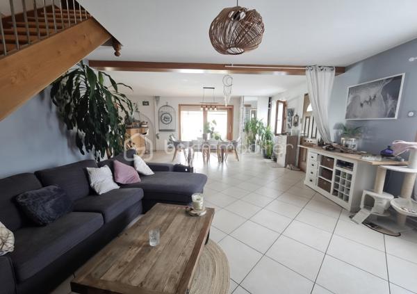 🏡 Maison familiale aux beaux volumes avec piscine, garage et bureau – 156 m² habitables

✨ Située dans un environnement agréable, à seulement 6 minutes des commodités de Negrepelisse sur la commune de Vaissac, cette belle maison à étage de 156 m² habitables saura séduire les familles à la recherche d'espace, de confort et de fonctionnalité.

Dès l'entrée, vous découvrirez une vaste pièce de vie lumineuse aux généreux volumes, comprenant une cuisine entièrement équipée ouverte sur le séjour. Deux accès permettent de rejoindre une agréable terrasse couverte, véritable prolongement de l'espace de vie, offrant un accès direct à la piscine sécurisée par un dôme.

Le rez-de-chaussée dispose également d'une chambre, idéale pour recevoir ou pour une vie de plain-pied, ainsi qu'un WC indépendant avec espace de rangement.

À l'étage, l'espace nuit se compose de trois grandes chambres avec placards intégrés, d'un bureau pouvant convenir au télétravail ou à une activité indépendante, ainsi que d'une spacieuse salle de bains équipée d'une baignoire, d'une douche à l'italienne, d'une double vasque et de nombreux rangements. Un WC indépendant complète ce niveau.

🔹 Sous-sol complet :

- Garage avec portail électrique pouvant accueillir deux véhicules
- Grand espace de stockage ou à aménager selon vos besoins
- Bureau indépendant
- Cave

🔹 Prestations de qualité :

- Menuiseries double vitrage aluminium à l'extérieur et bois à l'intérieur
- Piscine sécurisée par un dôme
- Terrasse couverte
- Parcelle clôturée de 380 m²

🔹 Système de chauffage : 
- Gainable réversible à l'étage 
- Poêle à bois au rez-de-chaussée
- Chauffage au sol (Fioul) au rez-de-chaussée 

📍 Une maison offrant de beaux volumes, des espaces fonctionnels et un cadre de vie confortable, idéale pour une famille souhaitant profiter du calme tout en restant proche des services du quotidien.

📞 Une visite s'impose pour découvrir tout son potentiel !