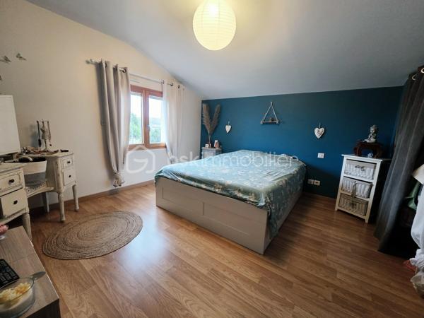 🏡 Maison familiale aux beaux volumes avec piscine, garage et bureau – 156 m² habitables

✨ Située dans un environnement agréable, à seulement 6 minutes des commodités de Negrepelisse sur la commune de Vaissac, cette belle maison à étage de 156 m² habitables saura séduire les familles à la recherche d'espace, de confort et de fonctionnalité.

Dès l'entrée, vous découvrirez une vaste pièce de vie lumineuse aux généreux volumes, comprenant une cuisine entièrement équipée ouverte sur le séjour. Deux accès permettent de rejoindre une agréable terrasse couverte, véritable prolongement de l'espace de vie, offrant un accès direct à la piscine sécurisée par un dôme.

Le rez-de-chaussée dispose également d'une chambre, idéale pour recevoir ou pour une vie de plain-pied, ainsi qu'un WC indépendant avec espace de rangement.

À l'étage, l'espace nuit se compose de trois grandes chambres avec placards intégrés, d'un bureau pouvant convenir au télétravail ou à une activité indépendante, ainsi que d'une spacieuse salle de bains équipée d'une baignoire, d'une douche à l'italienne, d'une double vasque et de nombreux rangements. Un WC indépendant complète ce niveau.

🔹 Sous-sol complet :

- Garage avec portail électrique pouvant accueillir deux véhicules
- Grand espace de stockage ou à aménager selon vos besoins
- Bureau indépendant
- Cave

🔹 Prestations de qualité :

- Menuiseries double vitrage aluminium à l'extérieur et bois à l'intérieur
- Piscine sécurisée par un dôme
- Terrasse couverte
- Parcelle clôturée de 380 m²

🔹 Système de chauffage : 
- Gainable réversible à l'étage 
- Poêle à bois au rez-de-chaussée
- Chauffage au sol (Fioul) au rez-de-chaussée 

📍 Une maison offrant de beaux volumes, des espaces fonctionnels et un cadre de vie confortable, idéale pour une famille souhaitant profiter du calme tout en restant proche des services du quotidien.

📞 Une visite s'impose pour découvrir tout son potentiel !