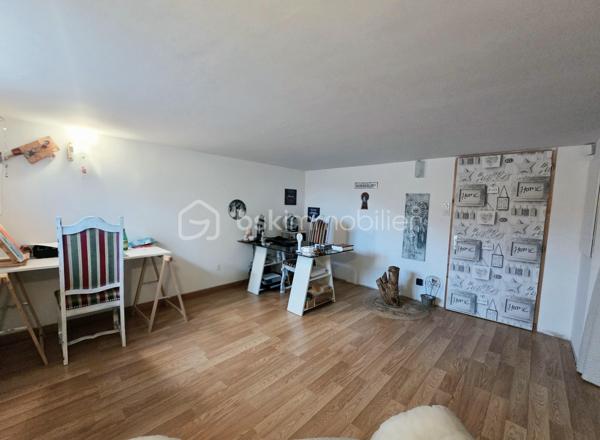 🏡 Maison familiale aux beaux volumes avec piscine, garage et bureau – 156 m² habitables

✨ Située dans un environnement agréable, à seulement 6 minutes des commodités de Negrepelisse sur la commune de Vaissac, cette belle maison à étage de 156 m² habitables saura séduire les familles à la recherche d'espace, de confort et de fonctionnalité.

Dès l'entrée, vous découvrirez une vaste pièce de vie lumineuse aux généreux volumes, comprenant une cuisine entièrement équipée ouverte sur le séjour. Deux accès permettent de rejoindre une agréable terrasse couverte, véritable prolongement de l'espace de vie, offrant un accès direct à la piscine sécurisée par un dôme.

Le rez-de-chaussée dispose également d'une chambre, idéale pour recevoir ou pour une vie de plain-pied, ainsi qu'un WC indépendant avec espace de rangement.

À l'étage, l'espace nuit se compose de trois grandes chambres avec placards intégrés, d'un bureau pouvant convenir au télétravail ou à une activité indépendante, ainsi que d'une spacieuse salle de bains équipée d'une baignoire, d'une douche à l'italienne, d'une double vasque et de nombreux rangements. Un WC indépendant complète ce niveau.

🔹 Sous-sol complet :

- Garage avec portail électrique pouvant accueillir deux véhicules
- Grand espace de stockage ou à aménager selon vos besoins
- Bureau indépendant
- Cave

🔹 Prestations de qualité :

- Menuiseries double vitrage aluminium à l'extérieur et bois à l'intérieur
- Piscine sécurisée par un dôme
- Terrasse couverte
- Parcelle clôturée de 380 m²

🔹 Système de chauffage : 
- Gainable réversible à l'étage 
- Poêle à bois au rez-de-chaussée
- Chauffage au sol (Fioul) au rez-de-chaussée 

📍 Une maison offrant de beaux volumes, des espaces fonctionnels et un cadre de vie confortable, idéale pour une famille souhaitant profiter du calme tout en restant proche des services du quotidien.

📞 Une visite s'impose pour découvrir tout son potentiel !